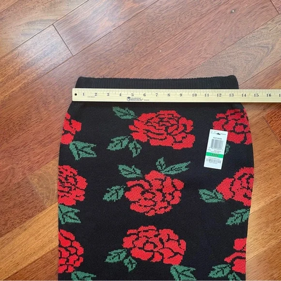 Material Girl Black and Red Floral Mini Skirt - Picture 6 of 10
